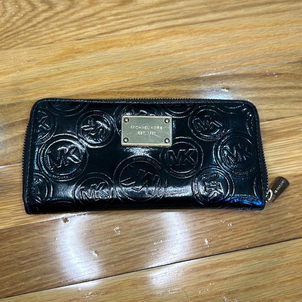 MICHAEL KORS black leather wallet with gold hard ware